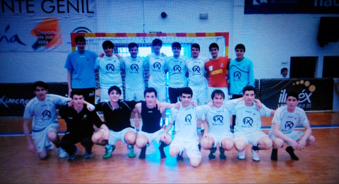 josemix1976's tweet photo. El tiempo pasa, pero las cosas buenas no se olvidan. Hoy se cumplen 10 años del Campeonato de Andalucía logrado por los juveniles del @AngelXimenezBM. Orgulloso de ser delegado de aquel brillante equipo que fue 5° de España. Enormes como jugadores y como personas. #Compadres https://t.co/0DfzhMi8HR
