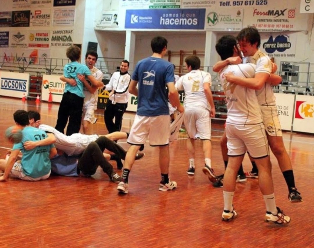 josemix1976's tweet photo. El tiempo pasa, pero las cosas buenas no se olvidan. Hoy se cumplen 10 años del Campeonato de Andalucía logrado por los juveniles del @AngelXimenezBM. Orgulloso de ser delegado de aquel brillante equipo que fue 5° de España. Enormes como jugadores y como personas. #Compadres https://t.co/0DfzhMi8HR