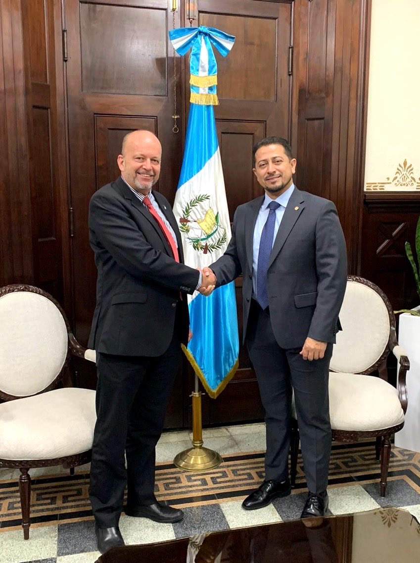 Excelente diálogo con el Presidente del ⁦@CongresoGuate⁩ ⁦⁦@Nery_RamosR⁩ sobre la alianza para la #Gobernabilidad, las grandes oportunidades para #Guatemala 🇬🇹 incluyendo con el #GlobalGateway de la #UniónEuropea 🇪🇺.
 
Apoyamos la #Democracia y el #EstadoDeDerecho!