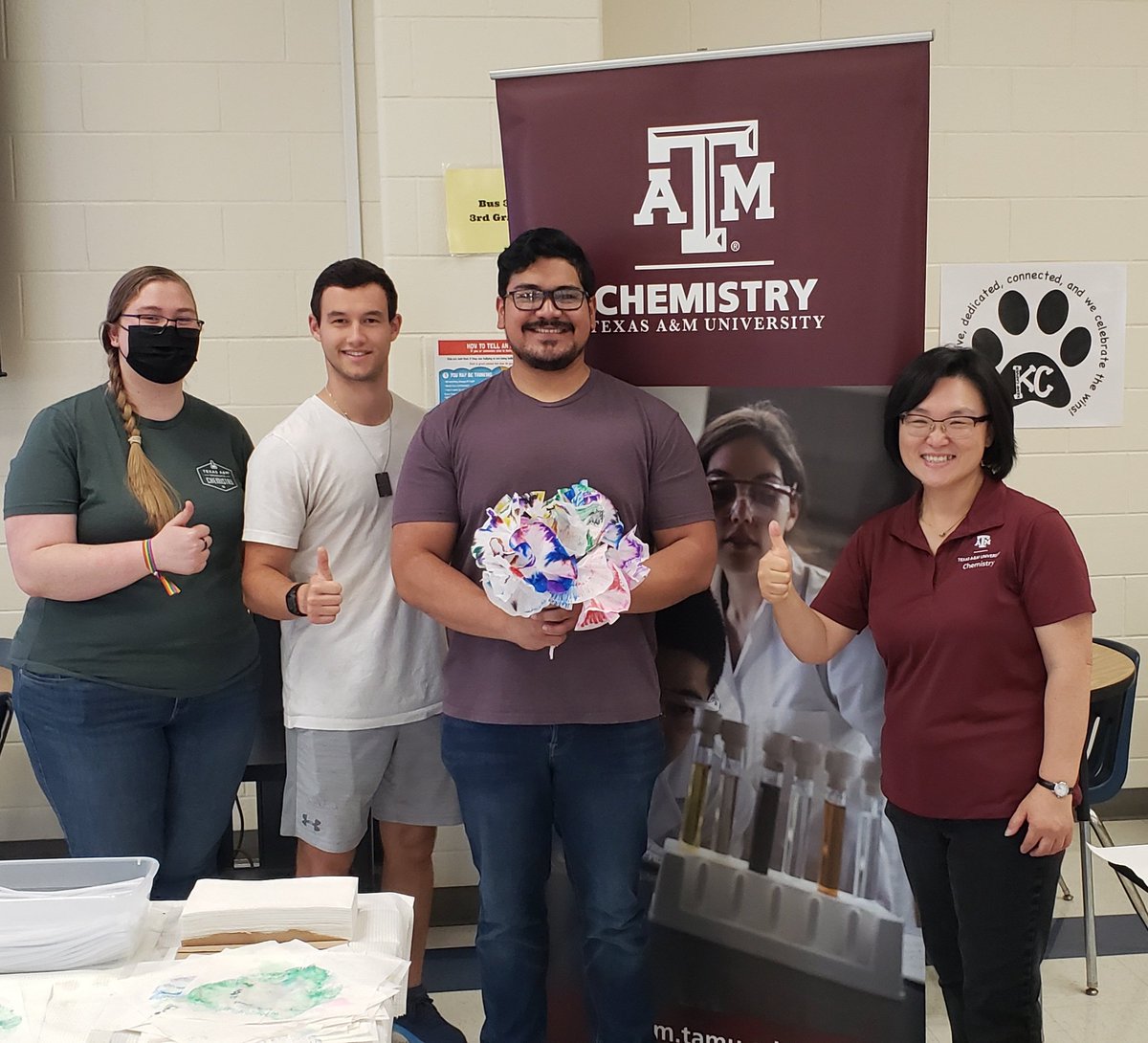 Chemistry outreach team @TAMUChemistry was at Kemp-Carver Elementary School @BryanISD. Fin time with popping CO2 bubbl and chromatography flowers! Thanks Abigail, Dylan, and Victor! @danielptabor @SarbajitBanerj1 @TAMUArtSci