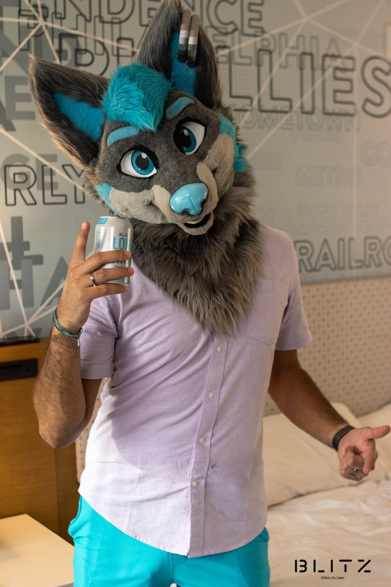 It’s finally the weekend! 🤙 
Grab a drink and come vibe 🍻
📸: <a href="/Blitz_da_saber/">Blitz 🔜 FCL 🍻😋</a> #FursuitFriday