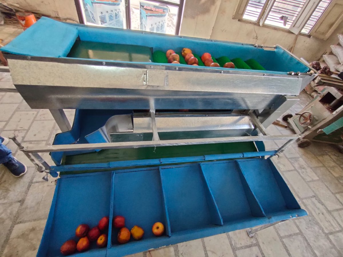 The DSIR-PRISM project on developing a Portable Apple Cleaning and Grading Machine is completed at DSIR-TOCIC, @CSIR_CSIO. Now, farmers with apple orchards can streamline operations, saving on labor and time. Plus, it's versatile, grading 250 kg of apples per hour! @CSIR_IND