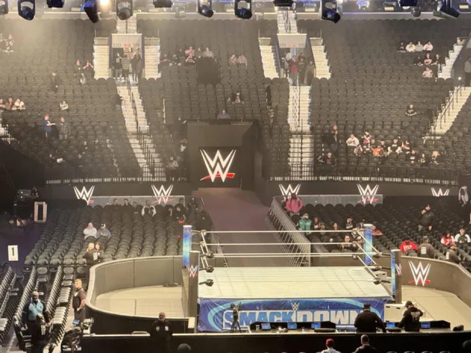 The #Smackdown stage tonight!  

Love the minimalistic set!

Via: @LuigiWrestling