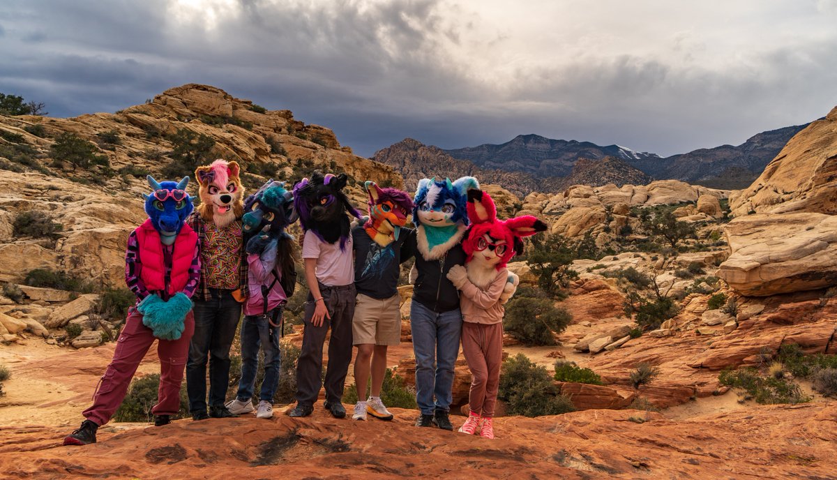 Red Rock Canyon group hike during LVFC 2024! 🏜️🥾 #FursuitFriday w/ @DraconicDKW @Baygull_ @thatnerfdragon @tanraak @ad_gzi @NaomimiBun 📸 @vulppine