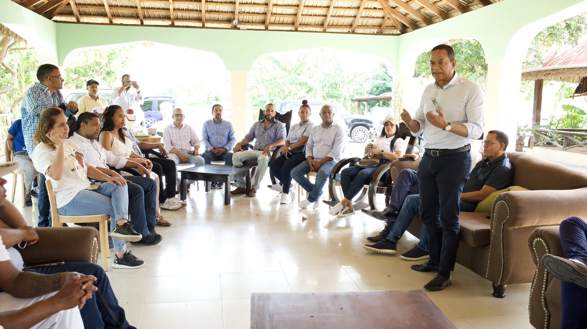 En este encuentro, acompañan al presidente, el secretario general del partido, @AnyolinoG, el alcalde de Palmar Arriba, Miguel Junior, así como el compañero César Moya, ambos, enlaces de la Línea Noroeste, y el alcalde de Guatapanal, Herminio Chávez.