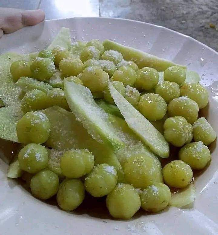 KarmaRh's tweet photo. Buenas tardes amigooooooos! 😌
Están servidoooos señores 🤤
Esto me recuerda a la salida del colegio ☺️
#Grosella 
#ManguitoConSal https://t.co/bmM3MtN5WE