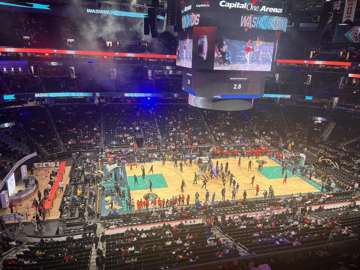 Basketball again 🏀 🤩 🇺🇸 Perfectly positioned for the half-time Dance-Off 💃 🕺 ⚡️ 🤭