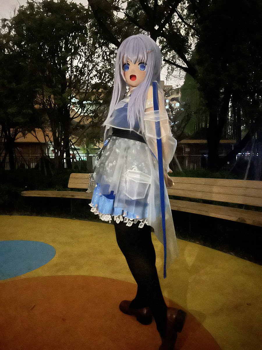 偷偷在晚上变娃出门了…！
好害羞哦