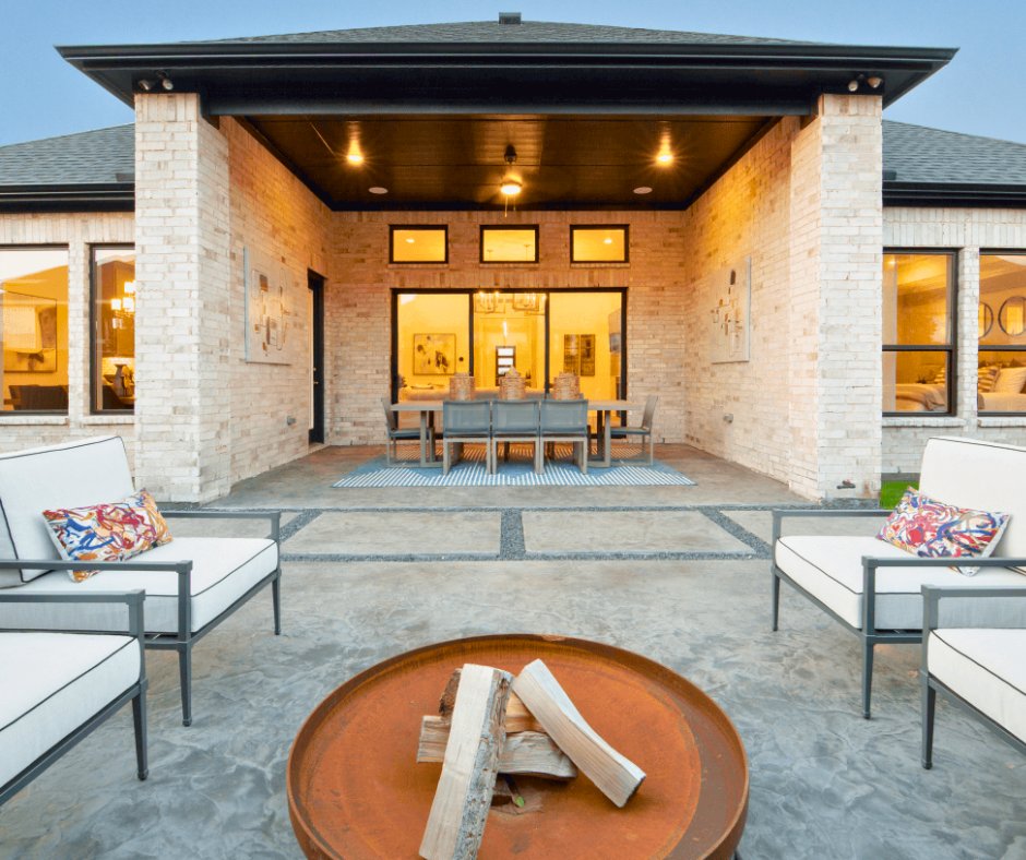 NHSPro's tweet image. Look at this outdoor oasis with the Dalhart Plan by @tollbrothers! With a variety of options to choose from, just think of the perfect cozy covered patio or sizzling open-air fire pit your clients can create. snip.ly/03ptxu
#newhomesourceprofessional #tollbrothers