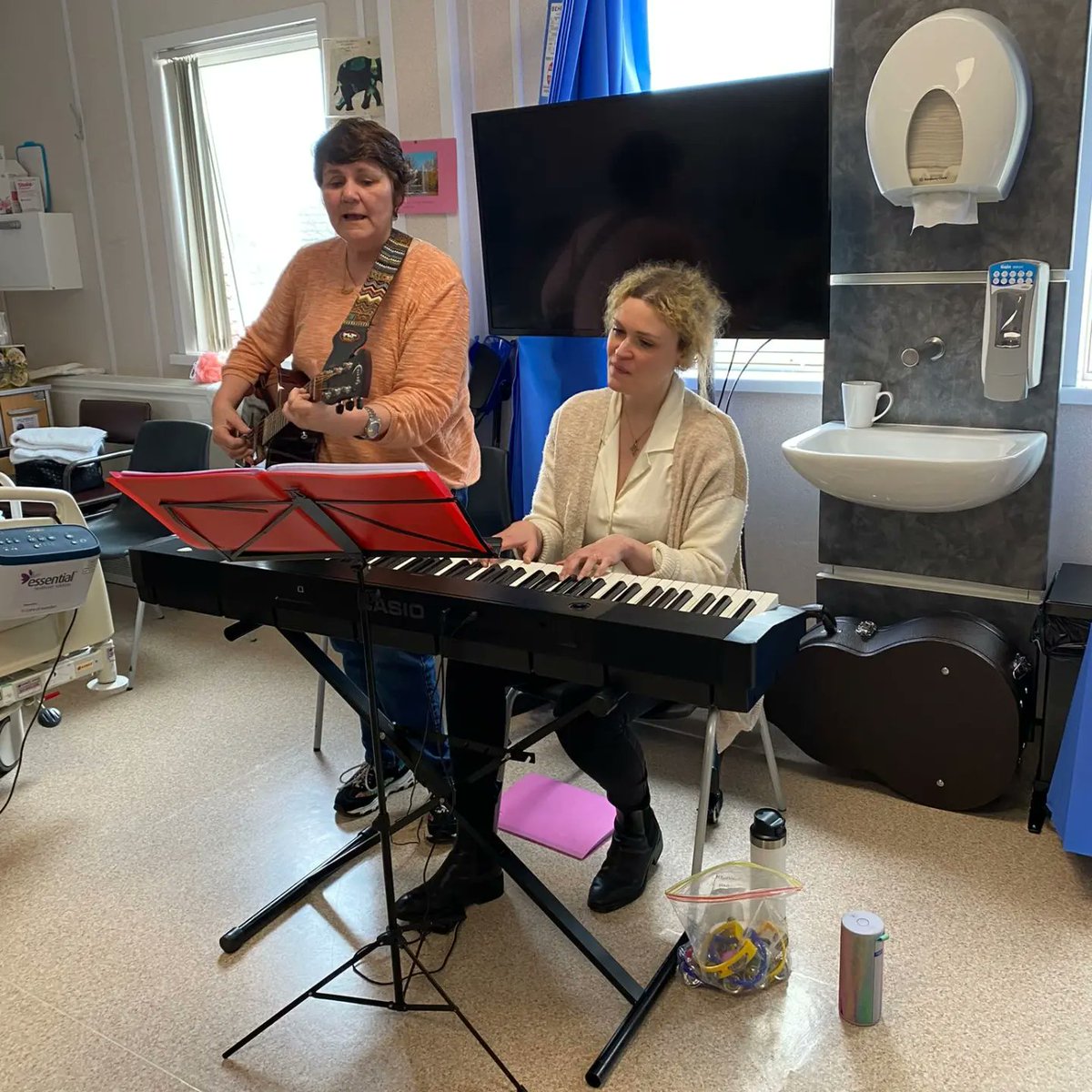 Fantastic new Music in Hospitals project. Sharing a song, Liv James & Paula Ewer are just two of the musicians sharing music with patients, staff & visitors at Warwick Hospital. Thanks to funding @Warwick_DC #creativehealth #artinhospitals @AesopHealth #artsimpact @WestonFdn