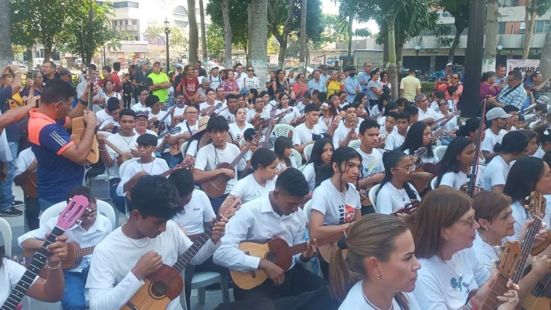 #5abr 🪕🪘 Miembros de numerables Escuelas de Música disfrutaron su participación en el 'Día Nacional del Cuatro'. Asistieron 444 cuatristas, e incluso, 150 músicos de núcleos de la Escuela de Formación Jesús 'Gordo' Páez

#VenezuelaAntiFascista
#VivaElCuatro
#SerGuaroMeEncanta
