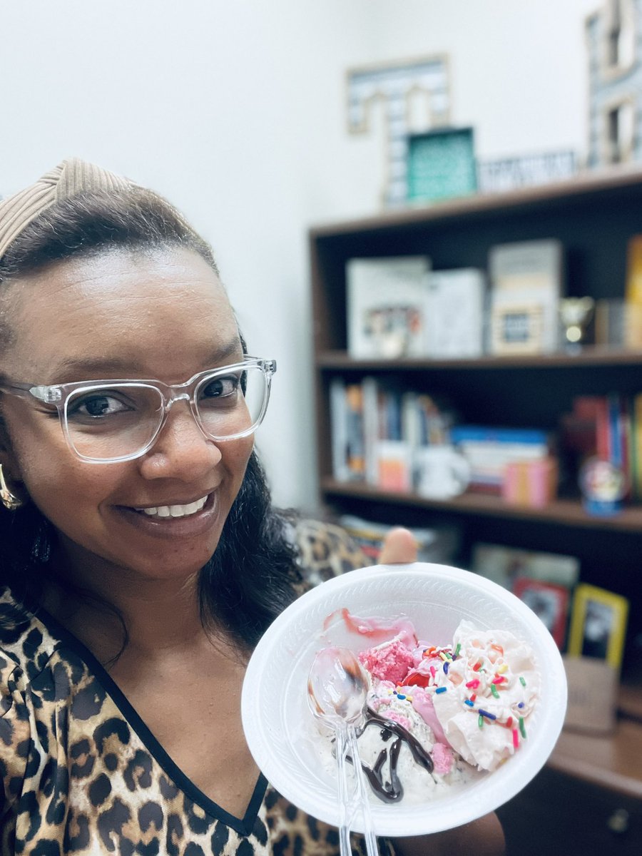TrenaeHill's tweet photo. Yummy FriYAY treat @Region4ESC Thank you! #WorkHard #SnackHard #WeekendReady @Region4_DSS https://t.co/RwYUbxlUIp