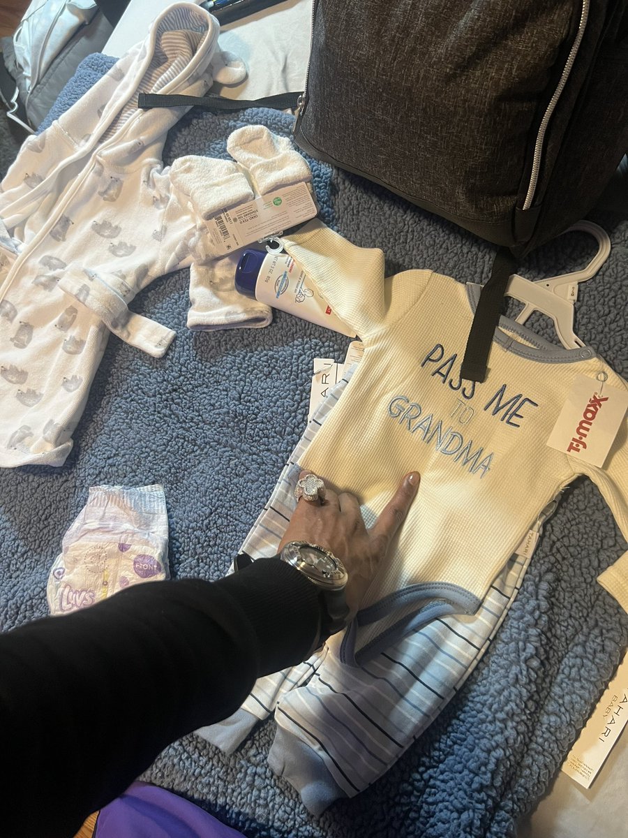 _1DonV's tweet photo. 🥹jus be chilling out da way wit my lil wun ♾️🩵💯🎫 .. think he going wit granny now 😭😭 #VonchieJr #BbyA #ourFriday https://t.co/eOhkwiEFAe