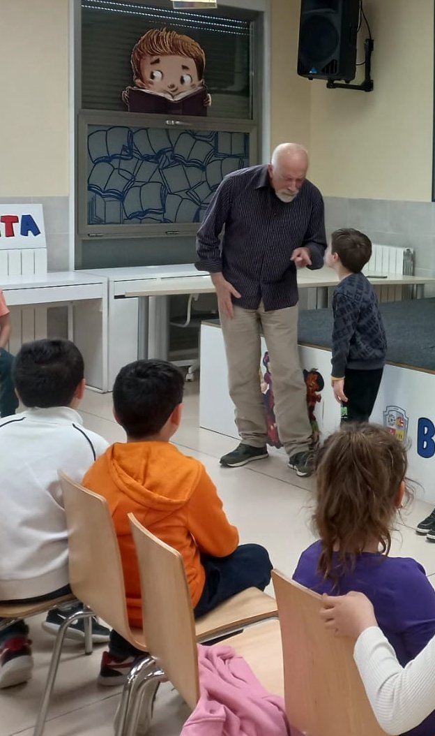 Gracias a Enrique el alumnado de 1° y 2° de #PRI disfruta de los cuentos e historias en vivo y en directo 🧐 Nos gusta que nos cuenten 📖 #AnimaciónALaLectura #EnAbrilLetrasMil @Hoy_Libro @educacyl @cfievalladolid #SoyDelRaimundo