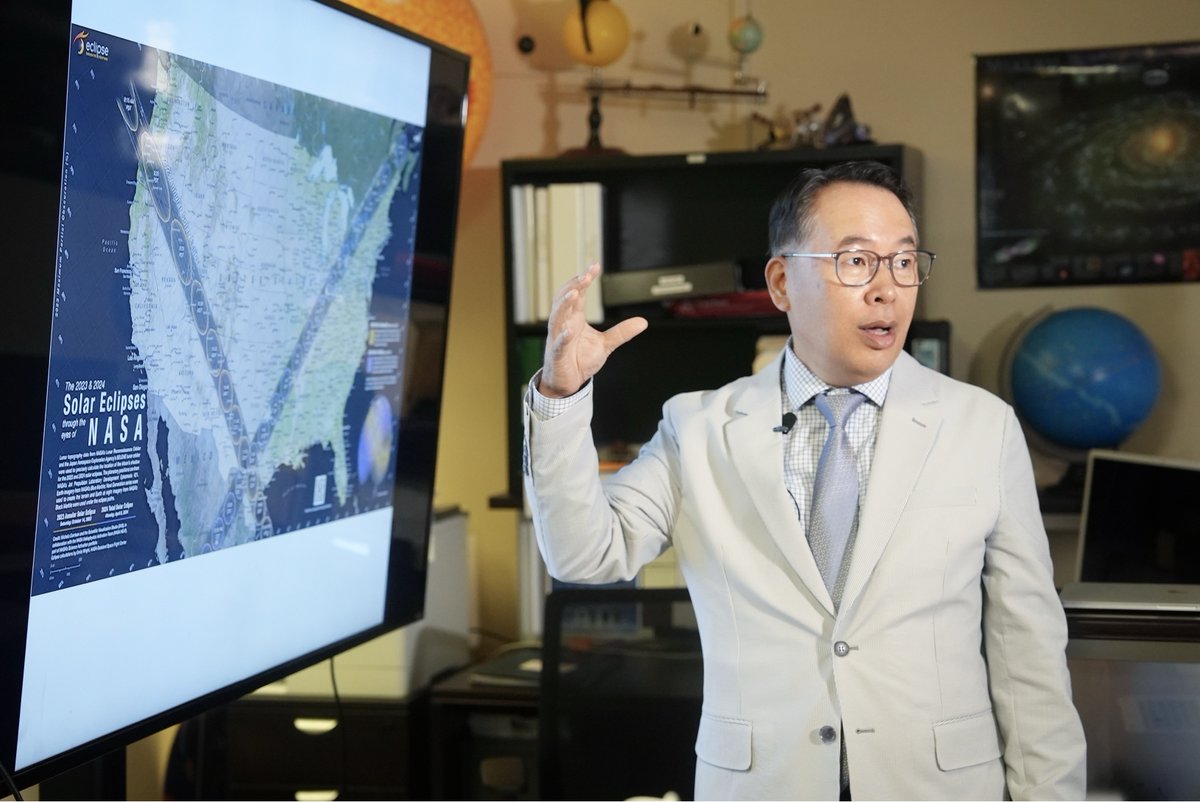 Today, KRGV Channel 5 News visited @UTRGV to interview Dr. Hyun-Chul Lee, Senior Lecturer in the Department of Physics and Astronomy. He shared his expert insights on the upcoming April 8 eclipse. Stay tuned for more updates!

#Eclipse2024 #UTRGVResearch #SpaceSciences
