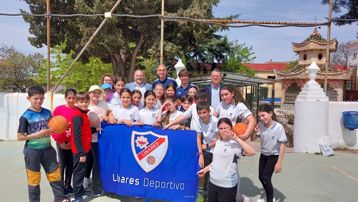 Linares_Dptvo's tweet photo. ¡Hoy hemos tenido visita a las Escuelas Profesionales de la Sagrada Familia de 𝐕𝐢𝐥𝐥𝐚𝐧𝐮𝐞𝐯𝐚 𝐝𝐞𝐥 𝐀𝐫𝐳𝐨𝐛𝐢𝐬𝐩𝐨! 🏫

🔵 Gonzalo Guzmán y Javi Rentero, acompañados por nuestro presidente, Luis Vera, junto a nuestro Consejero y RRII, @javivallejomena, han disfrutado de una gran mañana con los más pequeños. 

¡El domingo estarán apoyándonos en Linarejos para 𝐆𝐀𝐍𝐀𝐑 el #LinaresAntequera! 🙌🏼

#VivimosPorTi 💙