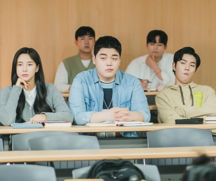 Martakdrama's tweet image. #Atadistancespringisgreen me ha gustado mucho, su historia te llega directa al corazón. Un grupo de estudiantes de la universidad, diferentes personalidades y estilos de vida. Porque nunca sabemos qué hay detrás de una sonrisa o de las palabras que no se dicen. Emotiva y dulce 💜