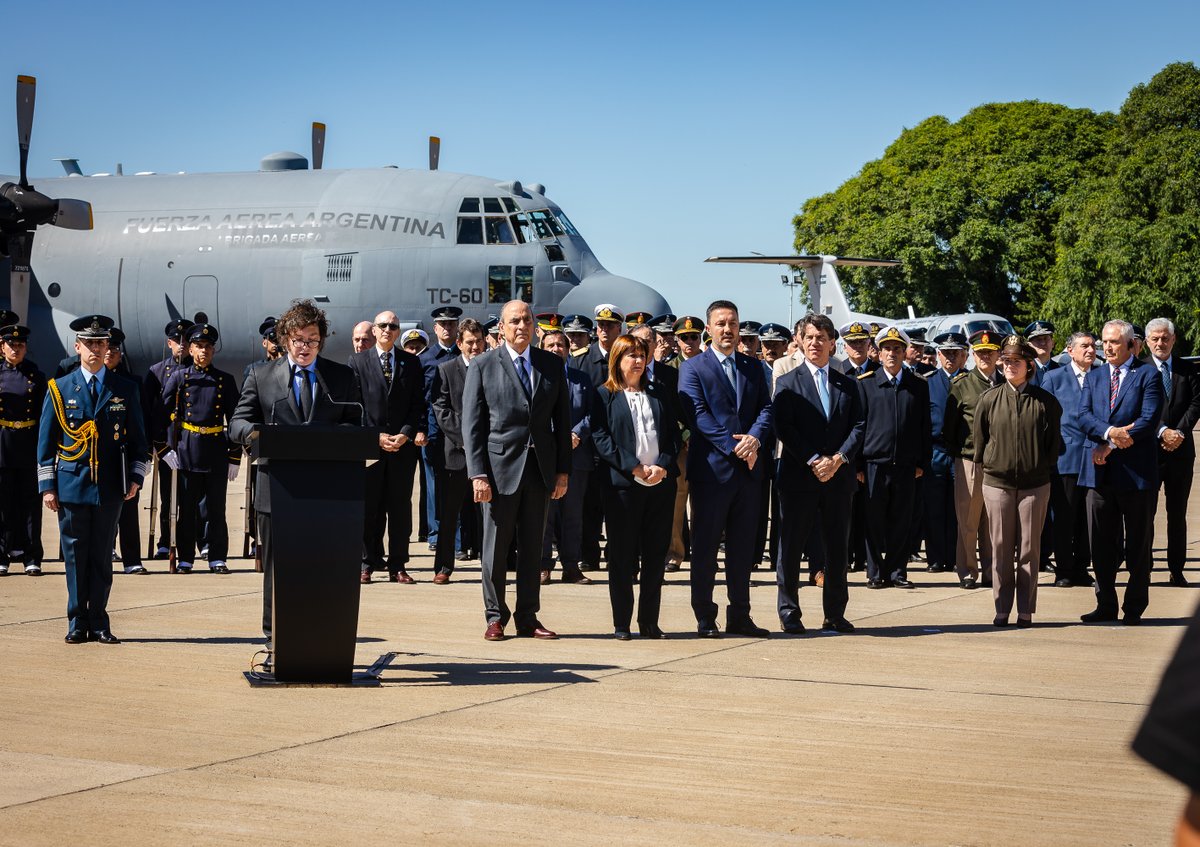 EEUU y Argentina cooperan para lograr una región más segura. La Gen. Richardson participó de una ceremonia junto al presidente argentino @Jmilei y autoridades de defensa argentinas para formalizar la entrega de un avión C-130 a la @FuerzaAerea_Arg. La aeronave, valuada en USD 30…