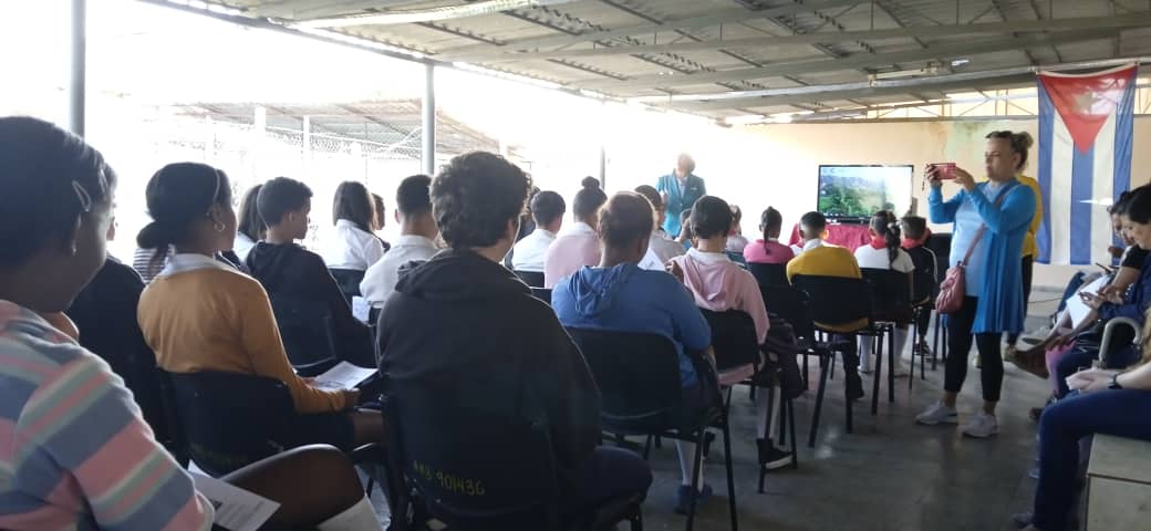 IPVCE_PinardelR's tweet photo. Como parte del Proyecto Educativo Institucional y contribuyendo a la orientación profesional participan los estudiantes del #IPVCEFedericoEngels en las puerta abierta, para carreras y ubicaciones laborales en las Empresa Eléctrica de #PinardelRio
Tele Pinar #CubaMined #dpepr https://t.co/2llxVCSr6p