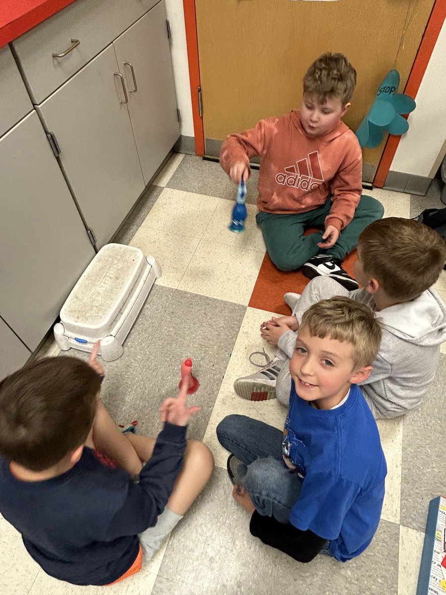Playing board games with classmates added a little more sunshine to our week! ⁦<a href="/ParksideES/">Parkside Elementary</a>⁩