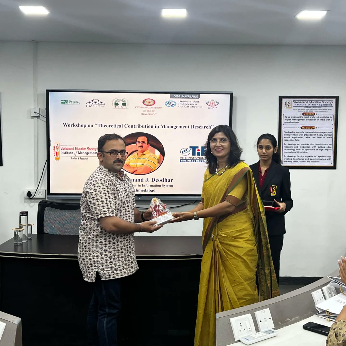 Delving into "Theoretical Contribution in Management Research" at TIES 2024 with Prof. Swanand Deodhar from IIM Ahmedabad. Engaging insights and valuable exchanges shaping our learning journey! #TIES2024 #InternationalConference #ManagementResearch 🌟