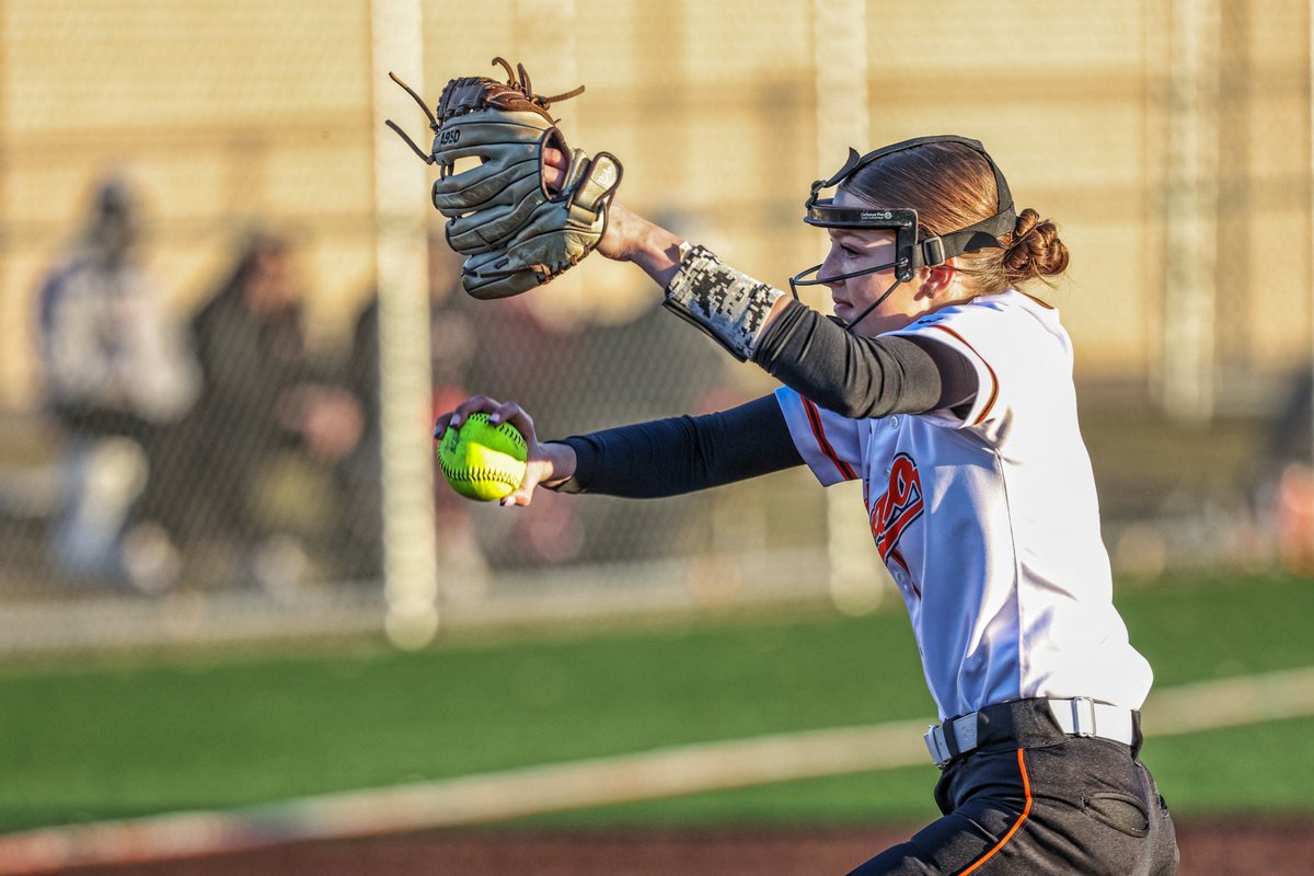 OsseoSports's tweet photo. Osseo Softball with the un-official official Home opener win last night over Elk River 3-1 @OSHorioles @oshfastpitch https://t.co/26uo6NXbiM