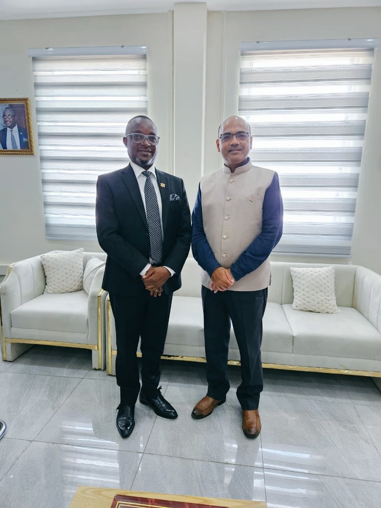 HCI_Accra's tweet photo. High Commissioner Manish Gupta visited the Central region and held meetings with Regional government authorities, the Oguaa Traditional Chief, the Regional Chamber of Commerce, the media, and academia. 

#IndiaGhana #outreach #partnership #capacitybuilding #friendsofindia https://t.co/79KoXdQ6zm