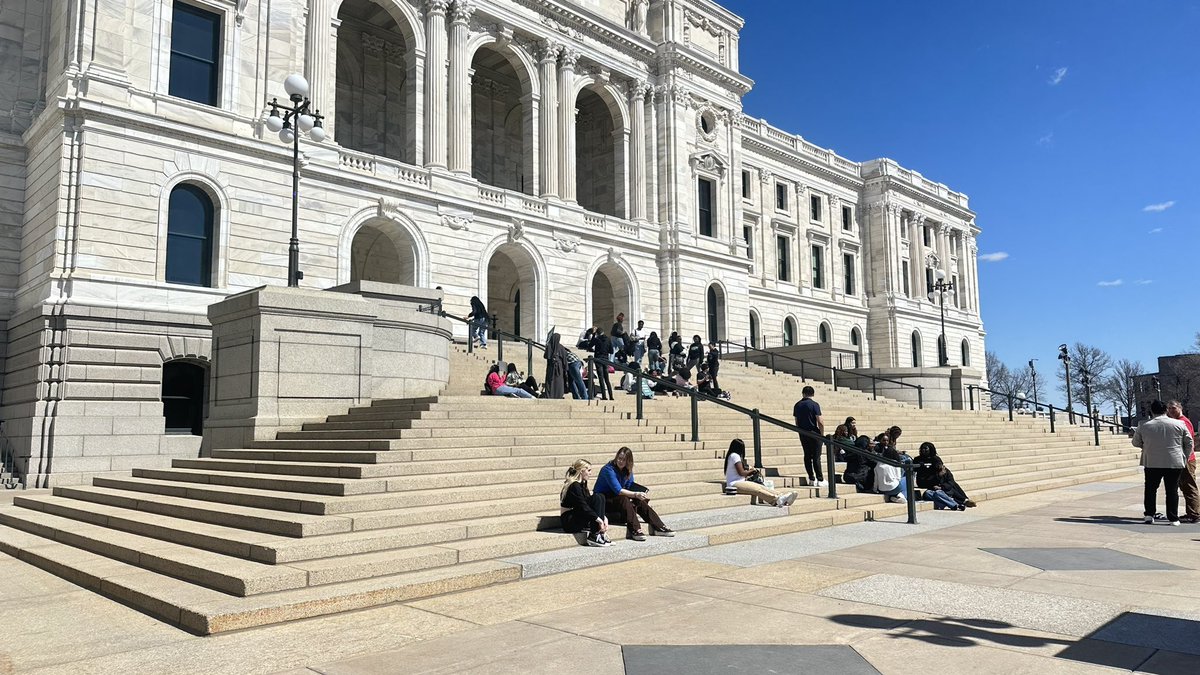 Students spend much deserved downtime in the sun after a day of advocating for #MNKidsCode at the Capitol. These students, along w/their adult allies like @accountabletech & @DesignItForUs & @SAVEvoicesofedu, want safety online & they’re here to hold Tech companies accountable.