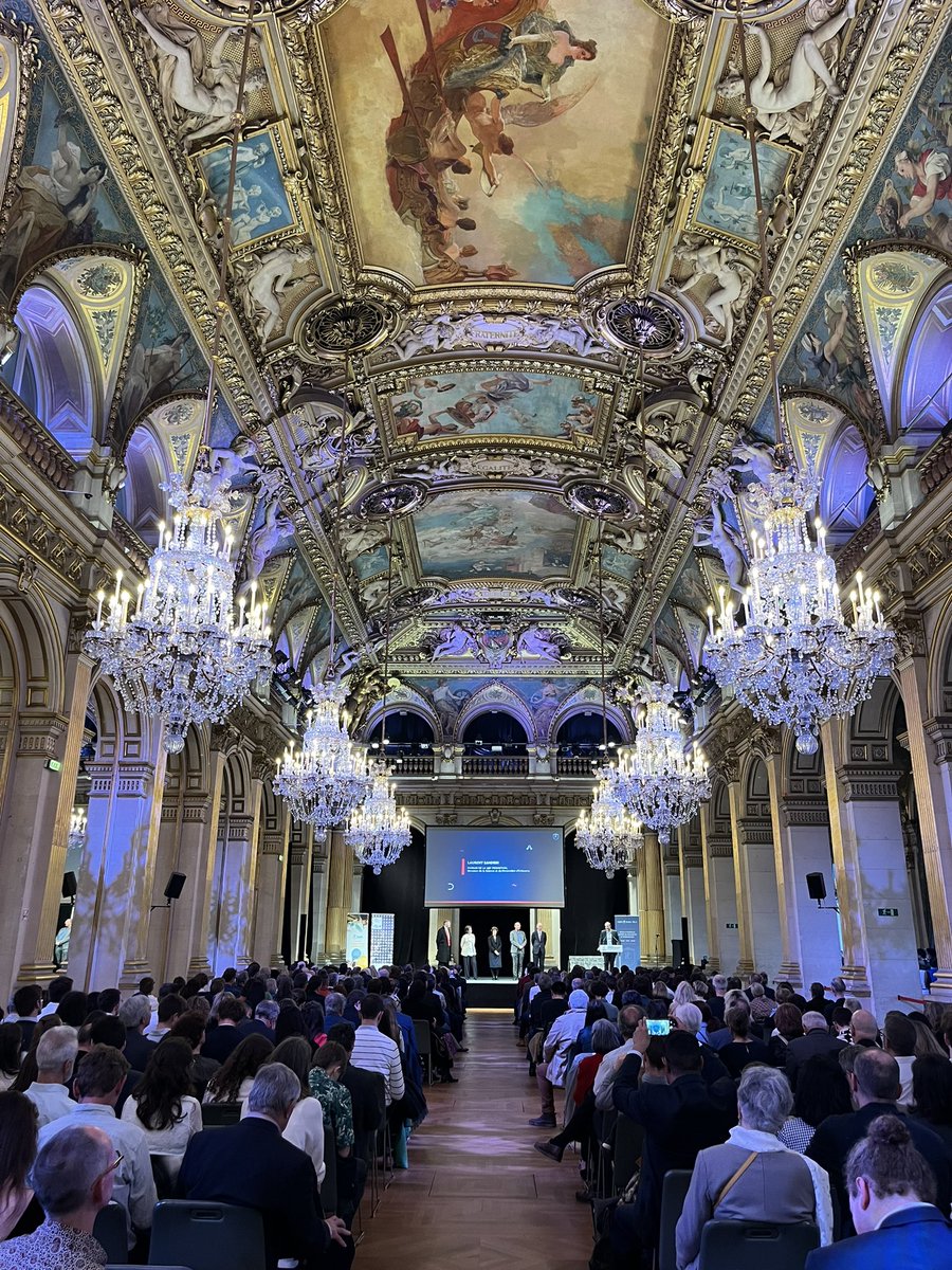 L’Hôtel de Ville accueille ce soir la cérémonie de remise des diplômes de l’@ESPCI_Paris🎓Toutes mes félicitations aux diplômé⸱e⸱s pour ces années d’études et de recherche 🎉Désormais ingénieur⸱e⸱s, vous allez je l’espère révolutionner la physique, la chimie ou la biologie ⚗️