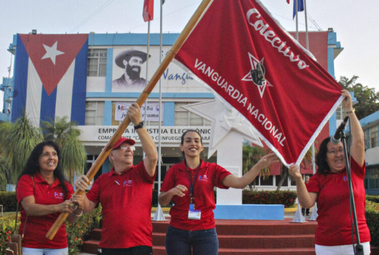 En llamamiento a la celebración del #1Mayo @UlisesGuilarte entrega la Bandera de Vanguardia Nacional al colectivo de trabajadores de la Empresa Industria Electrónica Comandante' Camilo Cienfuegos' #JuntosCreamos