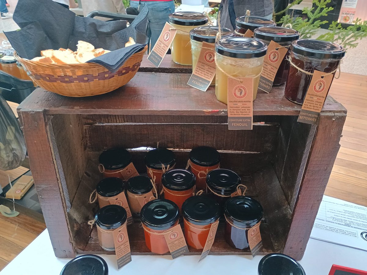 Les élèves du <a href="/ClgLouisNucera/">Collège Louis Nucera - Nice</a> exposent à <a href="/CCap3000/">CAP3000</a> les confitures de leur mini-entreprise Sauveurs de Saveurs réalisées à partir de fruits destinés à être jetés. Une initiative ecocitoyenne et formative ! #métiers #formation #orientation