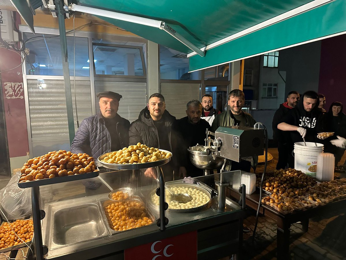 Ramazan huzurdur, berekettir, paylaşmaktır🌙

Merkez Kireç Mahallemiz camiinde kılınan teravih namazı sonrası tatlı ikramı gerçekleştirerek Ramazan'ın bereketini, #KadirGecesi'nin manevi güzelliğini halkımız ile paylaştık.