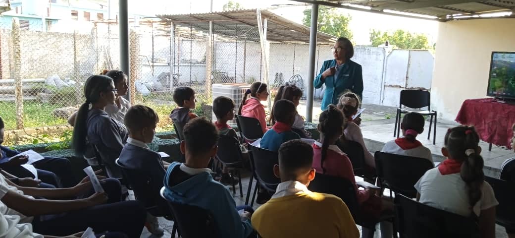 IPVCE_PinardelR's tweet photo. Como parte del Proyecto Educativo Institucional y contribuyendo a la orientación profesional participan los estudiantes del #IPVCEFedericoEngels en las puerta abierta, para carreras y ubicaciones laborales en las Empresa Eléctrica de #PinardelRio
Tele Pinar #CubaMined #dpepr https://t.co/2llxVCSr6p