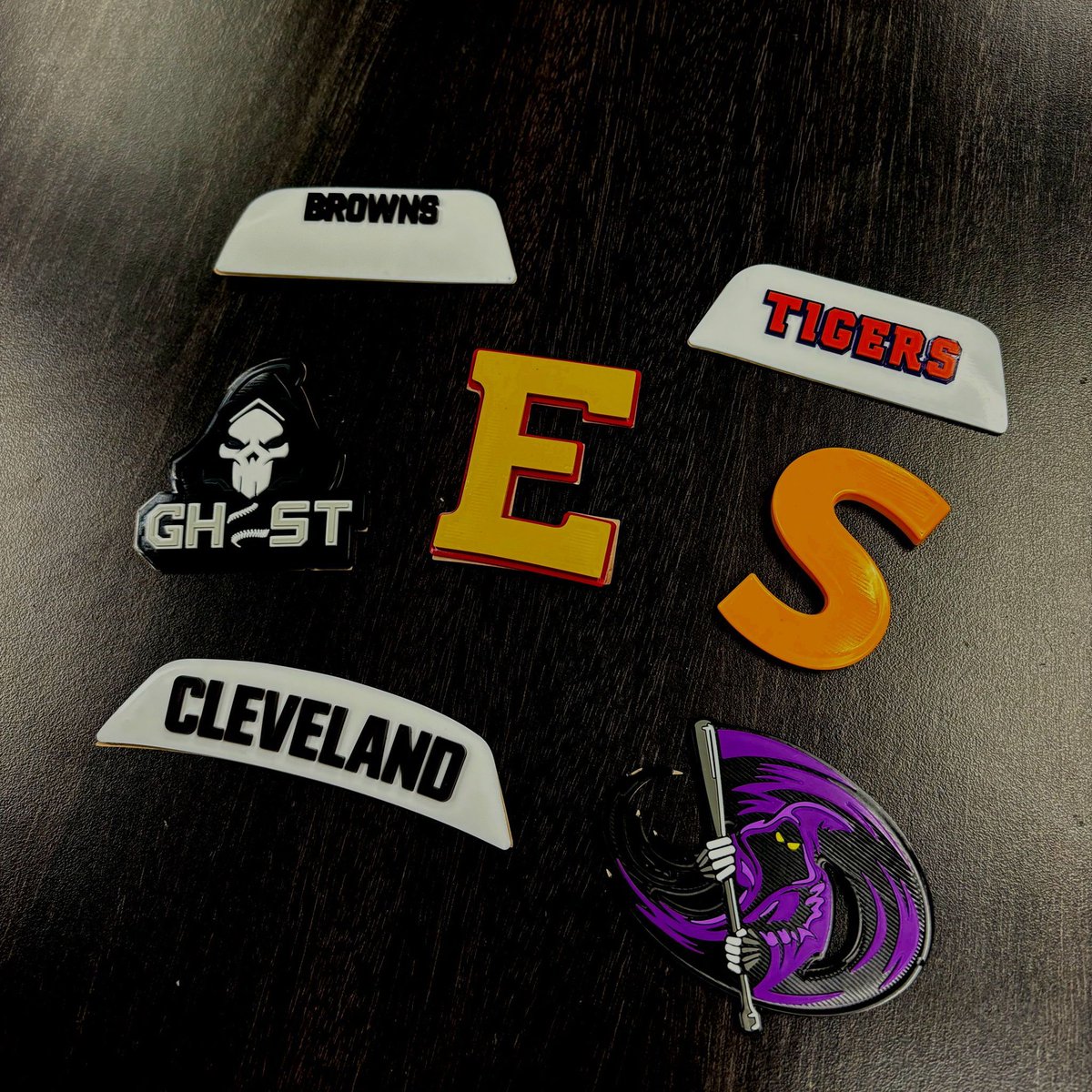❗New 3-D helmet decal #Samples!❗

These are the perfect addition to almost any baseball or football helmet- reach out to your sales rep. to see if they are a good fit for your #Logo!

#BakersMade #TeamSports #HelmetDecals #SportingGoods #SportsApparel