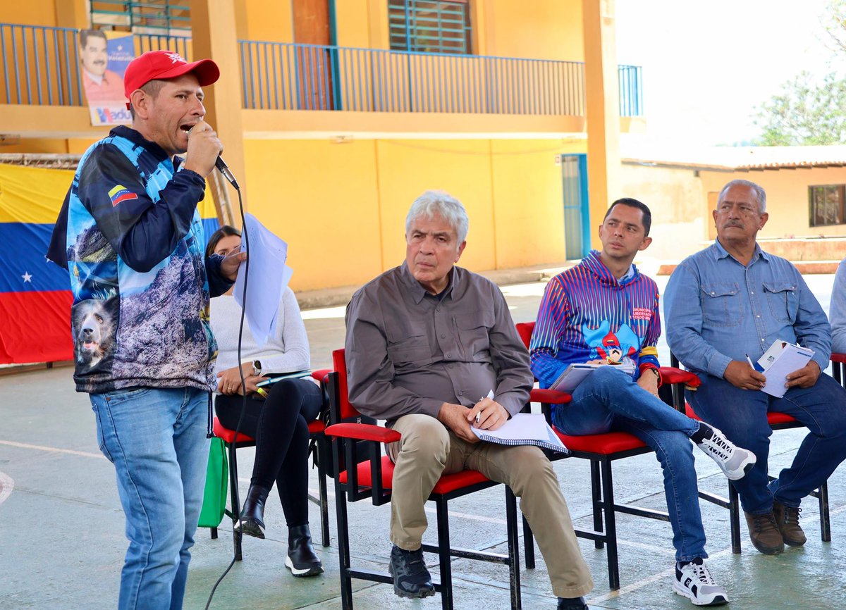 Continuamos trabajando en función del sector productivo, desde la parroquia El Morro del municipio Liberador, se realizó jornada de atención social a través del sistema 1x10 del Buen Gobierno, brindando soluciones al pueblo merideño tal como lo orientó el Pdte. @NicolasMaduro