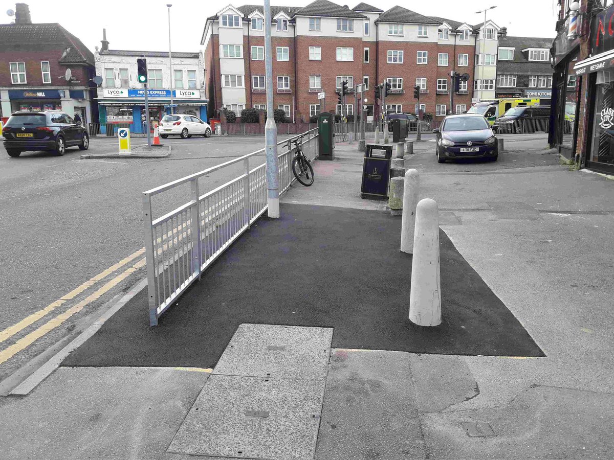 StephenCavinder's tweet image. 🔶 Pleased to get this small project over the line. Responding to concerns I’ve funded installation of new bollards and railings at the top of Bushey Mill Lane. Providing better access for pedestrians. #SafetyFirst #LibDemAction #AllYearRound @WatfordLibDems @WatfordCouncil 🔶