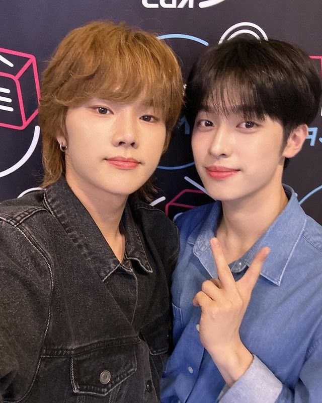 GHON's tweet photo. The keywords; jeans overall, kiss the radio, catto-jungsu hyeong, and puppy-gaon. https://t.co/ryYYmyOPU4