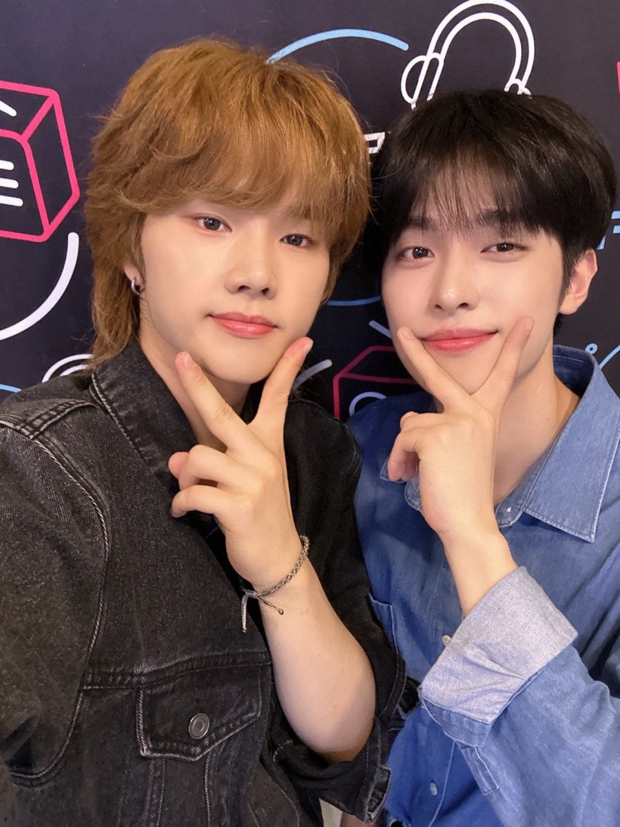 GHON's tweet photo. The keywords; jeans overall, kiss the radio, catto-jungsu hyeong, and puppy-gaon. https://t.co/ryYYmyOPU4