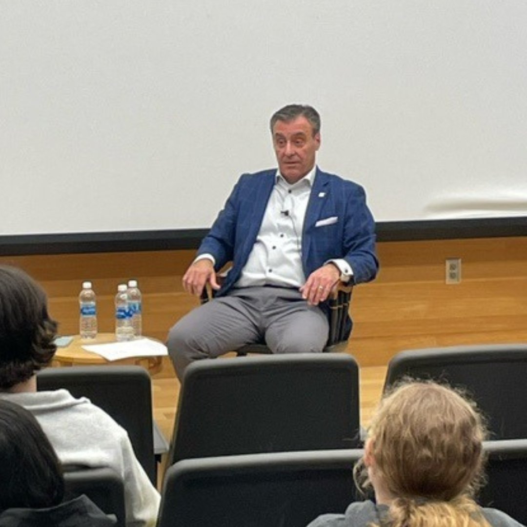 A big THANK YOU to @CharltonUMassD alum & Executive Vice President, Chief Financial Officer, & Treasurer at @EversourceCorp John Moreira '84 for inspiring #UMassD students with his insights on reaching new heights of career success yesterday! #ProudtobeUMassD 💙💛