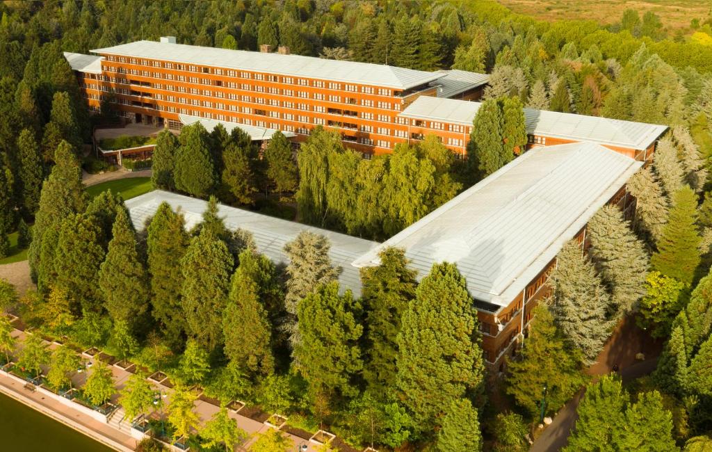 Seb070179's tweet photo. The #SequoiaLodge is the only resort designed by a french architect Antoine Grumbach. Inspired by the great American lodges and probably also by the #Disney Mineral King resort that never became a reality. He was actually selected by Wing Chao and won the contest on his birthday https://t.co/JnbG7bWol4
