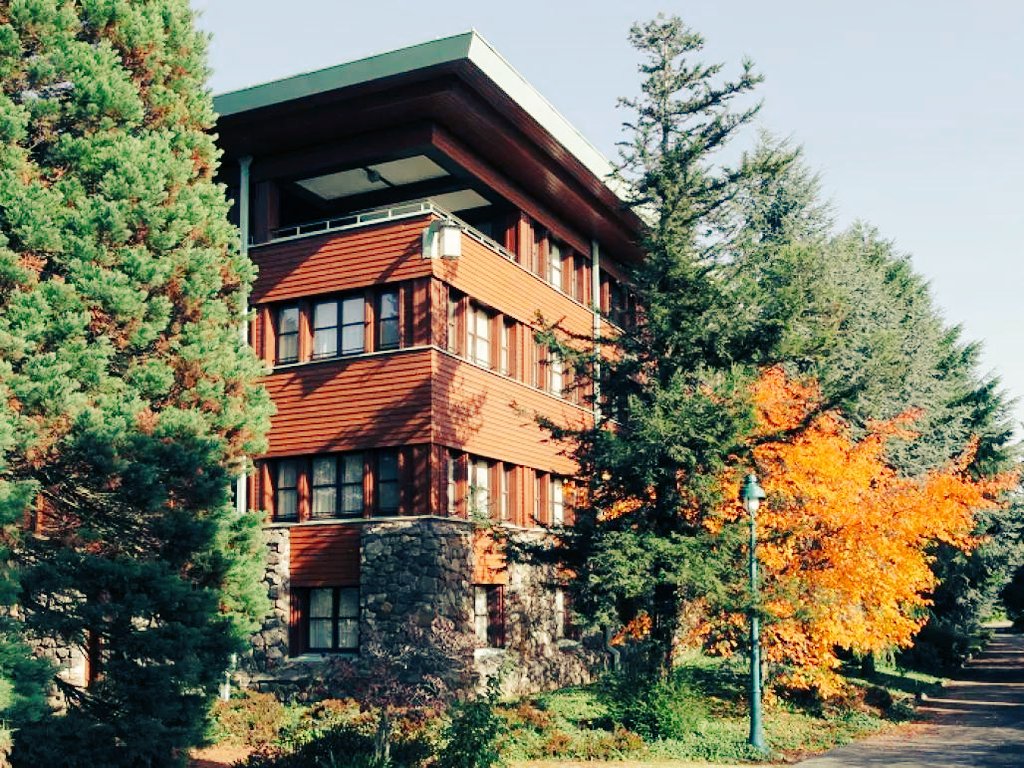 Seb070179's tweet photo. The #SequoiaLodge is the only resort designed by a french architect Antoine Grumbach. Inspired by the great American lodges and probably also by the #Disney Mineral King resort that never became a reality. He was actually selected by Wing Chao and won the contest on his birthday https://t.co/JnbG7bWol4