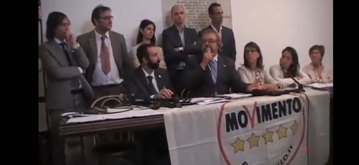 7 sett. 2015. Campidoglio. De Vito, unitamente ai suoi colleghi del "Movimento", esibisce un dossier farlocco (mai pubblicato) su Ostia, infangando persone per bene. "Il Tempo" cavalcherà l'iniziativa. Il tempo (oggi, 5.4.2024 a P.le Clodio) è galantuomo (e io resto garantista).