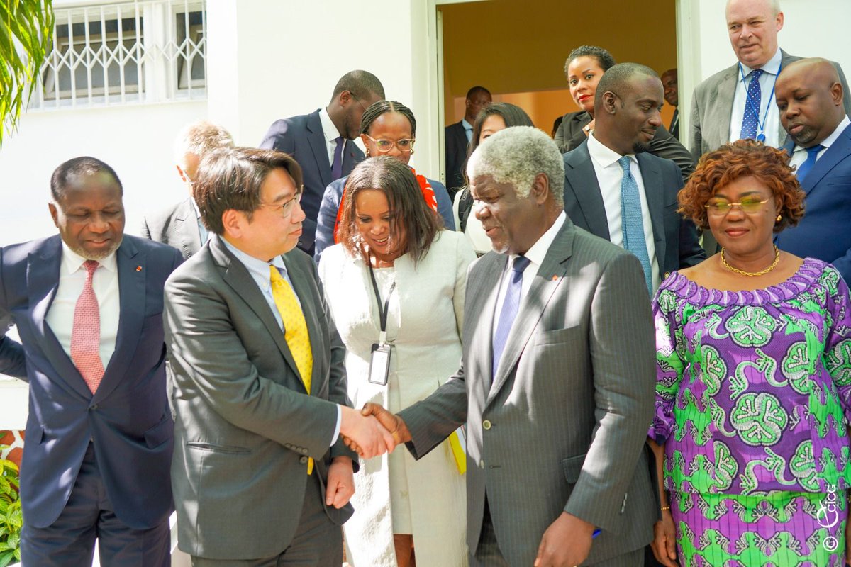 This week, @MIGA EVP Hiroshi Matano and @WorldBank Country Director @MUwanyiligira met with His Excellency Robert Beugré Mambé, Prime Minister of #Cotedivoire. We're committed to enhancing our collaboration w/ the government and mobilizing foreign investments into the country.