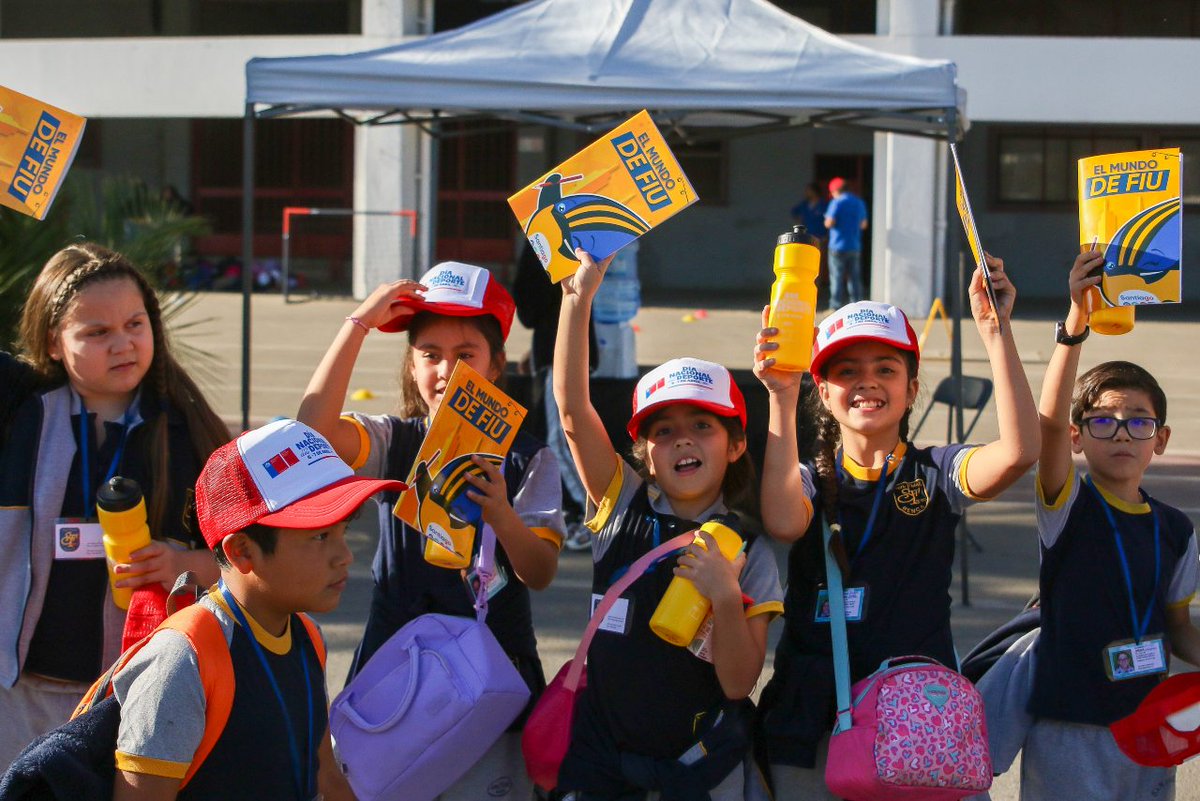 🤩🙌🏼 Más de 1.000 niñas y niños recibieron esta mañana el libro de #Santiago2023, “El Mundo de Fiu” 📚🎨 👉🏼 “Por fin podemos presentar uno de nuestros legados (...) Este libro, para niños y niñas, para que se diviertan, aprendan del deporte y conozcan un poquito más de Fiu, y,