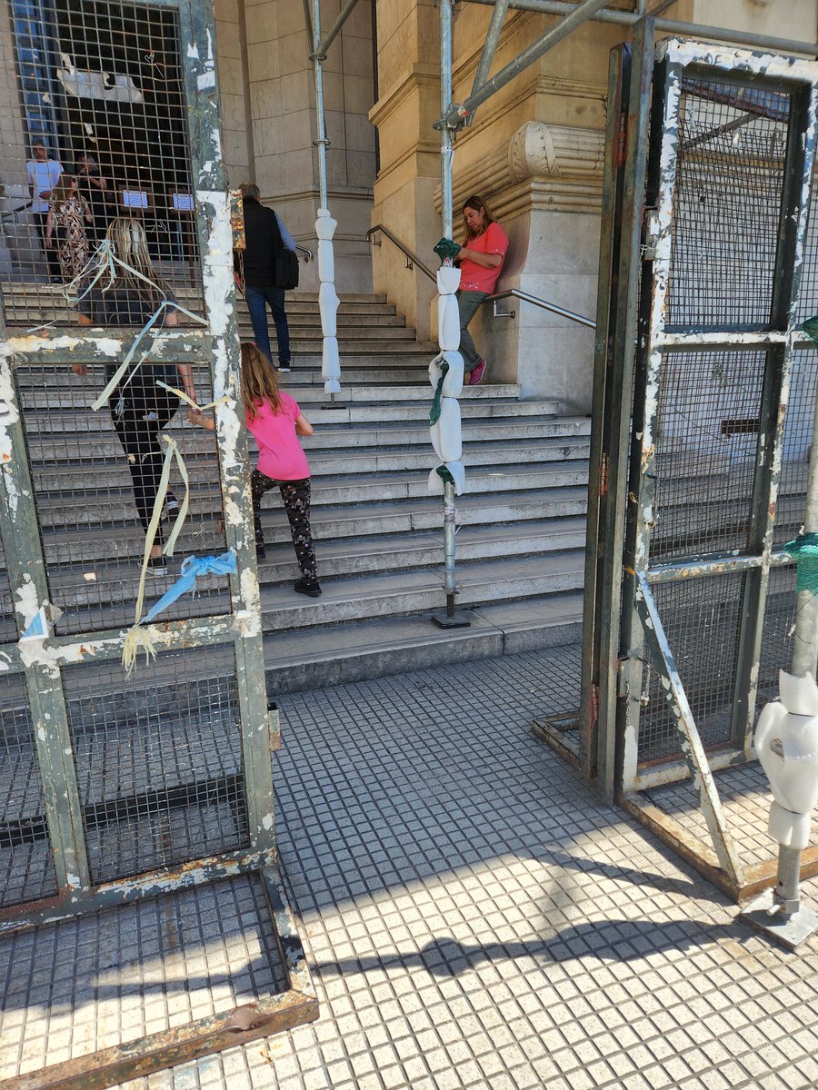 pmvolpe's tweet photo. @WolffWaldo la entrada a #tribunales así de acotada, es un peligro en caso de un siniestro https://t.co/3LQXGwZCKT
