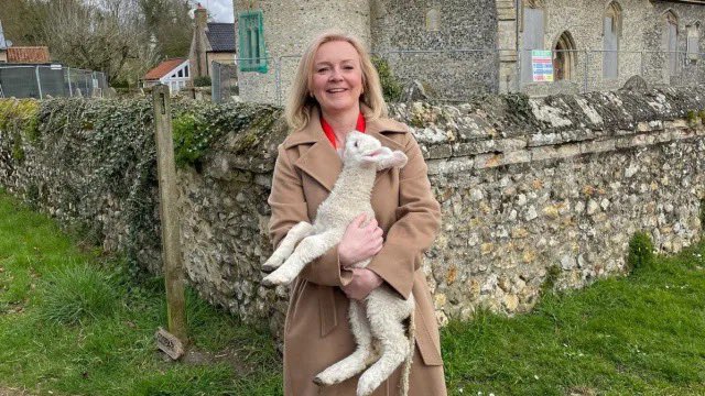 🧵Since we’re all still haunted by THAT photo of Liz Truss. Here’s a thread of politicians with sheep. 1/17