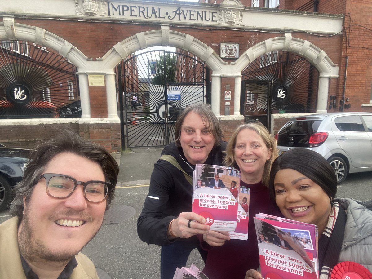 Always nice to start the weekend on the 🌹🚪 step in #StokeNewington, supporting our three great Labour councillors. 

And fantastic to have new branch members out with us for their first ever canvas👏 

Excellent stuff 👍