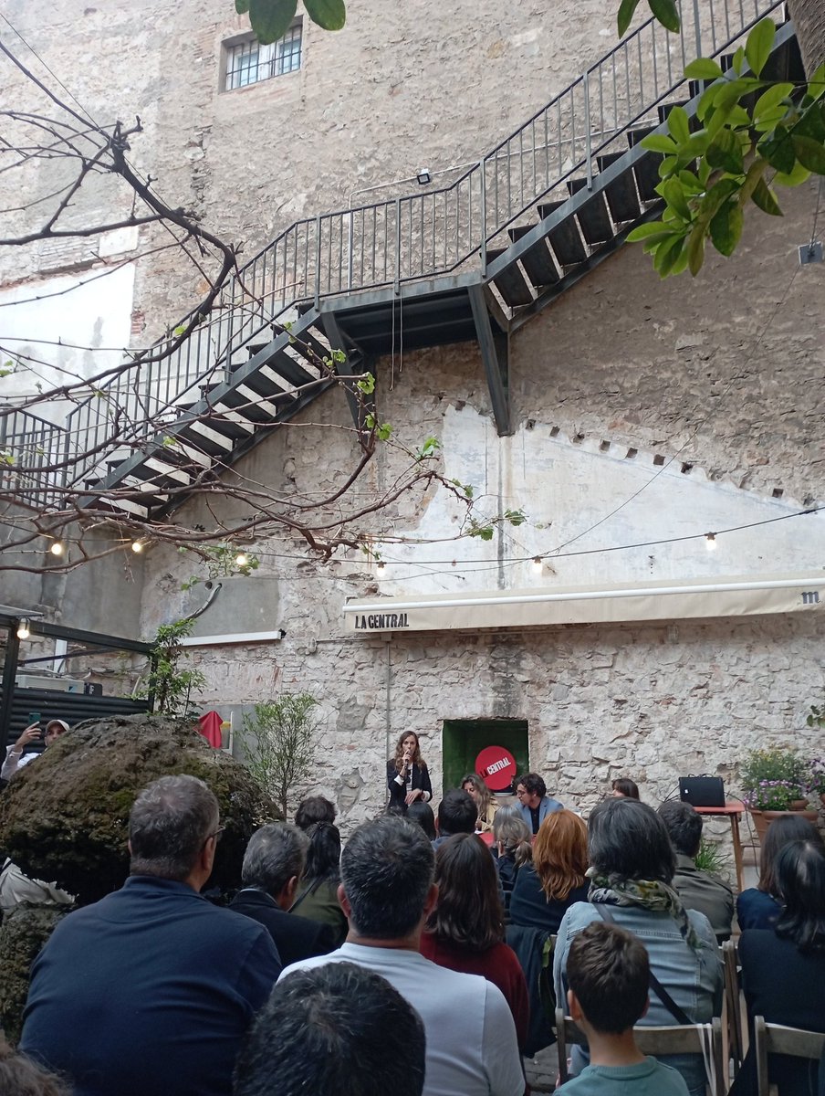annabrullet's tweet photo. Segurament l'orquestra de @MiquiOtero no la toca però al meu cap sonava "esta es nuestra verbena".

Quin gust de conversa amb @laura_fernandez i @Lau_Ferrero i quines ganes de llegir "Orquesta". https://t.co/Zqojy4uBeT