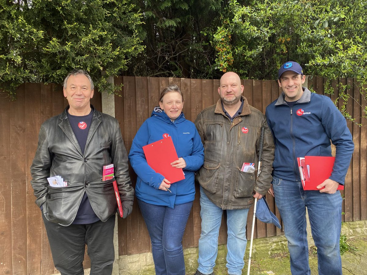 Great to be out again this evening with @KarlDenning, Joanne and Doug speaking to residents on Wrens Nest. Big thanks to everyone that has come out to help so far. A few issues picked up from residents which I'll be reporting to the council!