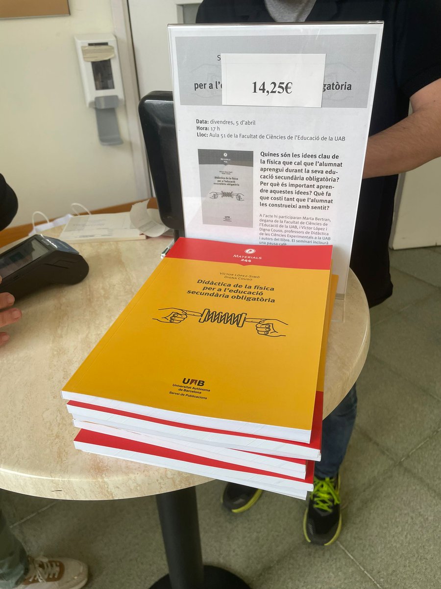 victorlopezsbd's tweet photo. Molt content i alhora molt cansat després d l'acte d'avui! Gairebé 100 persones a la presentació del llibre "Didàctica de la física", amb la bona gent de @EducacioUAB @GrupLIEC_UAB @GrupDiatic @EduglobalStem @EduWikiLab i moltes més!
Gràcies a tothom per aquest dia tan especial! https://t.co/kpq9gOBMvT